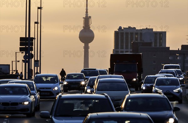 Evening atmosphere on the busy Frankfurter Allee, Berlin, DEU, 29/03/2021