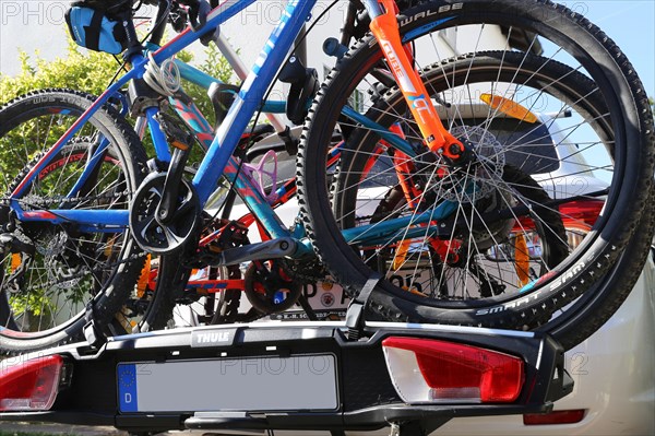 Mountain bikes on the rear carrier of a car