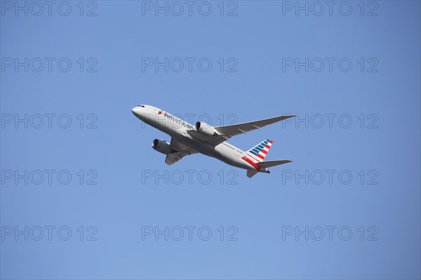 A passenger aircraft of the US airline American Airlines takes off from Frankfurt Airport