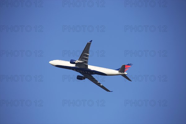 A passenger aircraft of the US airline Delta takes off from Frankfurt Airport