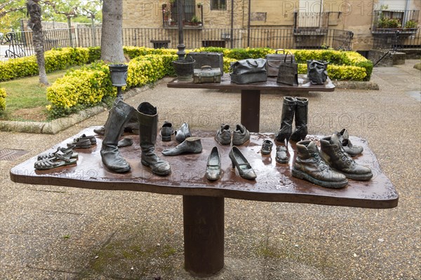 Artwork bronze sculpture by Koko Rico 'Viajeros/Bidaiariak Izenekoa' 2004, Laguardia, Alava, Basque Country, Spain, Europe