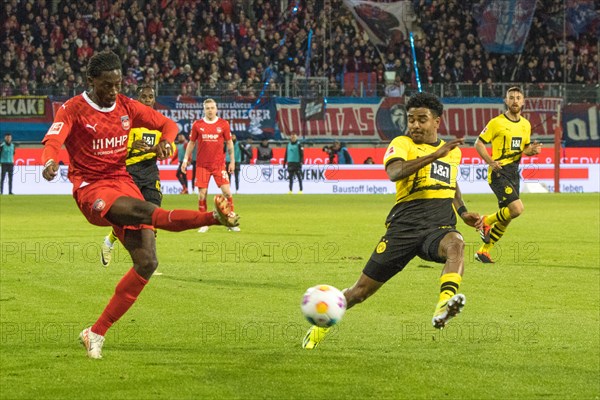 Football match, Omar TRAORE 1. FC Heidenheim left crosses in front of Ian MAATSEN Borussia Dortmung right, Voith-Arena football stadium, Heidenheim