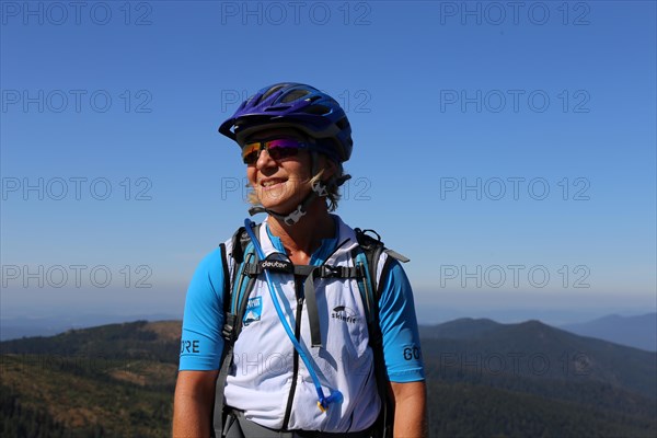 Mountain bike tour through the Bavarian Forest with the DAV Summit Club: Tour guide Birgit Aschenbrenner at the summit of the Grosser Arber