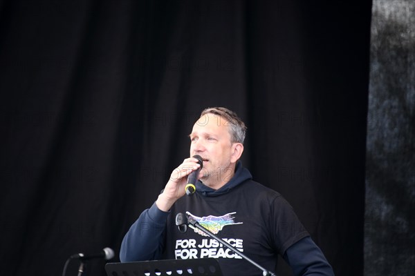 Lawyer Ralf Ludwig speaks at the large lateral thinker demonstration in Stuttgart. The motto of the demonstration was Fundamental rights are not negotiable