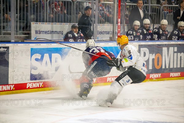 Game scene Adler Mannheim against Fischtown Pinguins Bremerhaven (PENNY DEL, German Ice Hockey League)