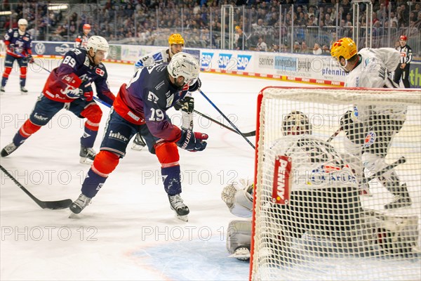 Game scene Adler Mannheim against Fischtown Pinguins Bremerhaven (PENNY DEL, German Ice Hockey League)