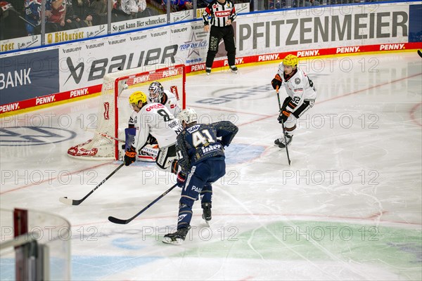 Game scene Adler Mannheim against Loewen Frankfurt (PENNY DEL, German Ice Hockey League)