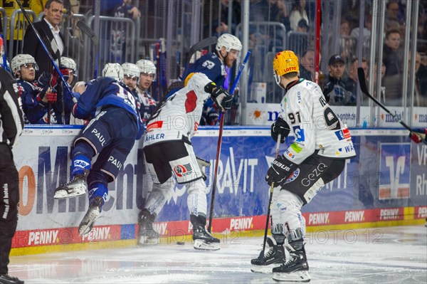 Game scene Adler Mannheim against Fischtown Pinguins Bremerhaven (PENNY DEL, German Ice Hockey League)