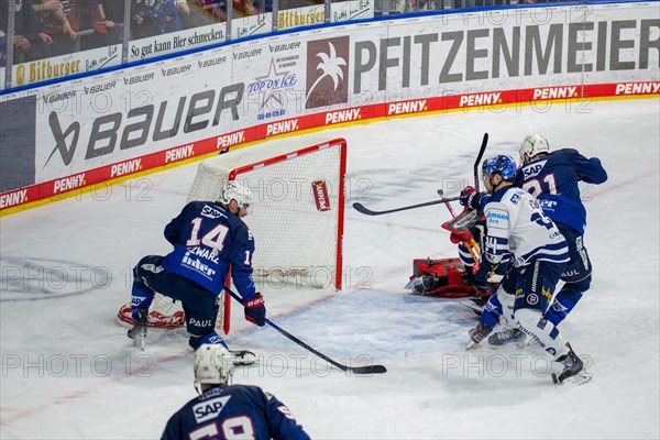 26.01.2024, DEL, German Ice Hockey League, Matchday 41) : Adler Mannheim against Iserlohn Roosters (Jordan Szwarz, 14, Adler Mannheim, scores the equaliser to make it 1-1