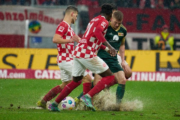 Football Bundesliga catch-up match Mainz 05-Union Berlin at the MEWA-Arena in Mainz. Mainz's (l-r) Tom Krauss and Danny da Costa and Berlin's Andras shepherd battle for the ball. Mainz, Rhineland-Palatinate, Germany, Europe