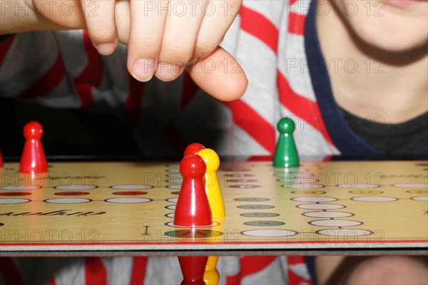 Symbolic image: Family playing Mensch aergere Dich nicht