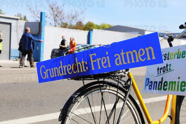 Rally against the corona measures: Demonstrators express their criticism of the corona policy with an authorised sign campaign in Industriestrasse in Ludwigshafen, including wearing masks outdoors. Aerosol scientists consider the risks of transmission outdoors to be very low