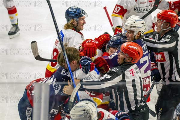 Scuffle at the game between Adler Mannheim and Duesseldorfer EG (PENNY DEL, Deutsche Eishockey Liga)