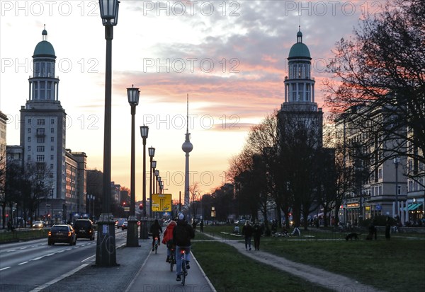 Evening atmosphere on Frankfurter Allee with a view of the television tower, Berlin, 29/03/2021