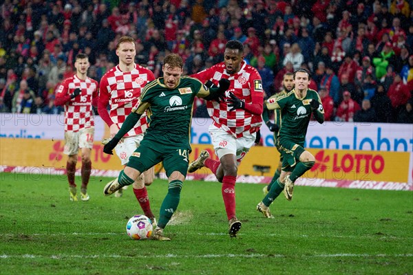 Bundesliga catch-up match between Mainz 05 and Union Berlin at the MEWA Arena in Mainz. Berlin's Yorbe Vertessen (l) and Mainz's Edimilson Fernandes battle for the ball