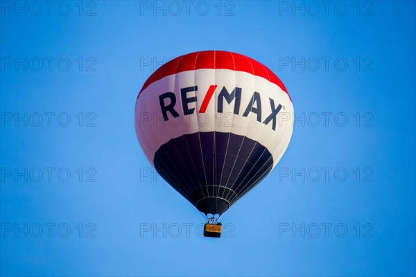 Hot air balloon in the evening sky over Mutterstadt, Palatinate (02/09/2023)