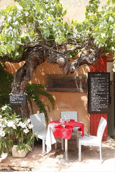 Restaurant in the village of Roussillon, Vaucluse, Provence, France, Europe