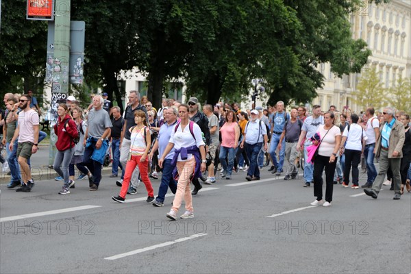 Berlin: The planned lateral thinkers' demonstration for peace and freedom against the corona measures of the federal government has been banned. A group of demonstrators marches towards Alexanderplatz