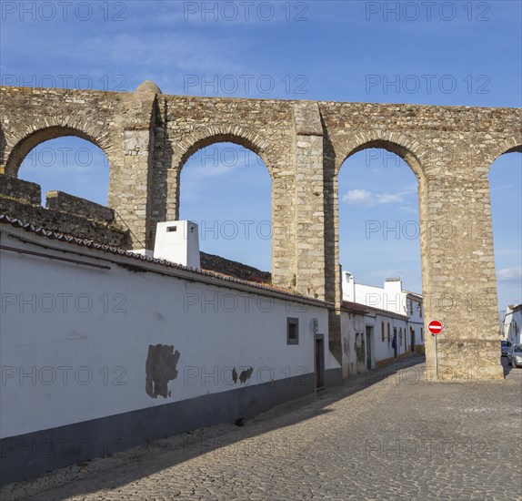 Historic 16th century Aqueduct, Aqueduto da Agua de Prata, designed by Francisco de Arruda completed in 1530s, incorporating streest and houses developed within its structure, city of Evora, Alto Alentejo, Portugal, southern Europe, Europe