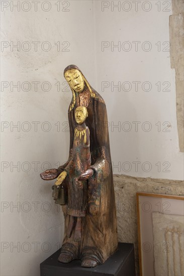 Madonna and child, Peter Eugene Ball 1997 Holy Trinity church, Blythburgh, Suffolk, England, UK