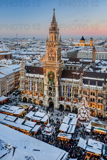 Snow-covered Marienplatz with Christmas market, Christmas market and town hall in the evening sun, Munich, Upper Bavaria, Bavaria, Germany, Europe