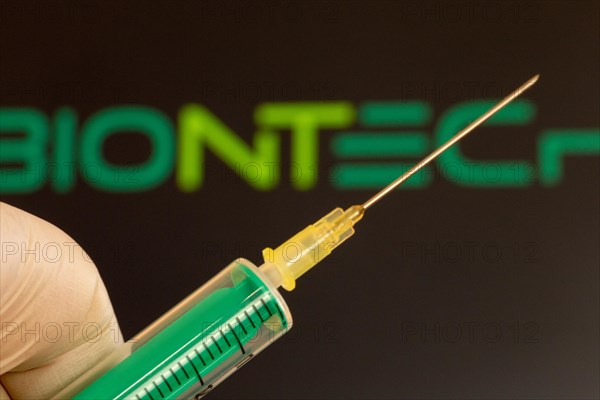 Corona vaccination/Biontech symbol: close-up of an injection needle, with the Biontech logo in the background. The debate about possible vaccine damage is currently gaining momentum in Germany