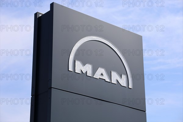 MAN logo (MAN Truck & Bus Service, Kaiserslautern) . The VW subsidiary MAN wants to cut up to 9, 500 jobs. In Germany, up to 7, 000 jobs are at risk