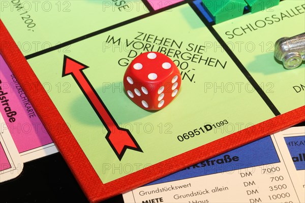 Symbolic image: Close-up of a Monopoly game (German)