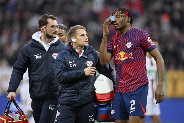Mohamed Simakan RasenBallsport Leipzig RBL (02) has to leave the pitch injured, carer, WWK Arena, Augsburg, Bavaria, Germany, Europe