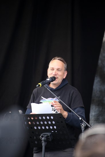 Lawyer Ralf Ludwig speaks at the large lateral thinker demonstration in Stuttgart. The motto of the demonstration was Fundamental rights are not negotiable