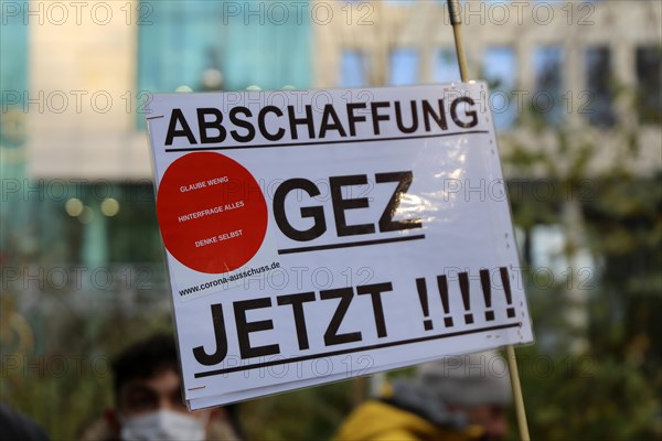 Frankfurt: Demonstration against vaccination pressure and the threat of compulsory vaccination. The demonstration started at the Austrian Honorary Consulate General and led back past the Australian Consulate General. Like Germany, Austria and Australia have very restrictive freedom restrictions. The pressure to vaccinate in these countries is enormous, and mandatory vaccination is planned in Austria