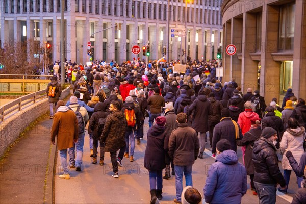 Frankfurt: Large demonstration against the corona measures. The organiser estimates the number of participants at 20, 000