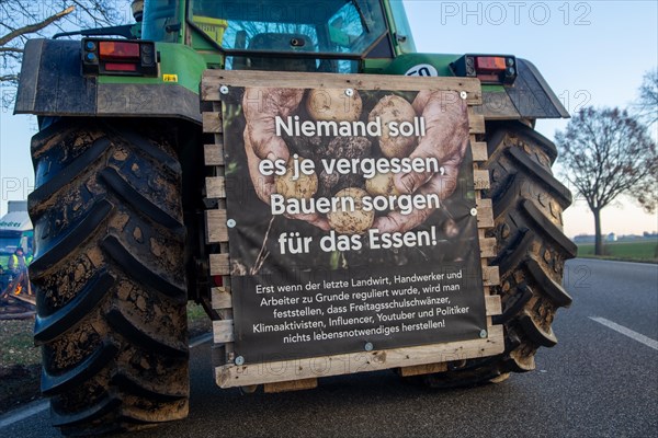 Farmers' protests in the southern Palatinate near Landau: near Hochstadt, farmers blocked a lane of federal highway 272 to protest against the cancellation of subsidies for agricultural diesel