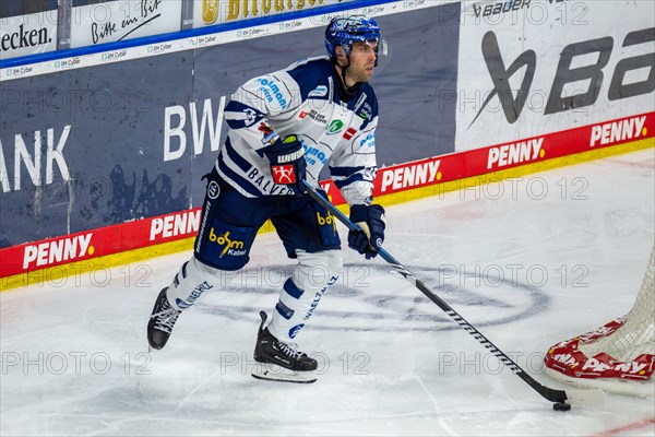 Brandon Gormley (33, Iserlohn Roosters) during the away game at Adler Mannheim on match day 41 of the 2023/2024 DEL (German Ice Hockey League) season