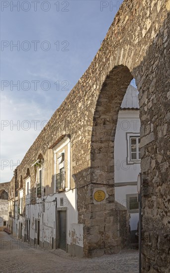 Historic 16th century Aqueduct, Aqueduto da Agua de Prata, designed by Francisco de Arruda completed in 1530s, incorporating streest and houses developed within its structure, city of Evora, Alto Alentejo, Portugal, southern Europe, Europe