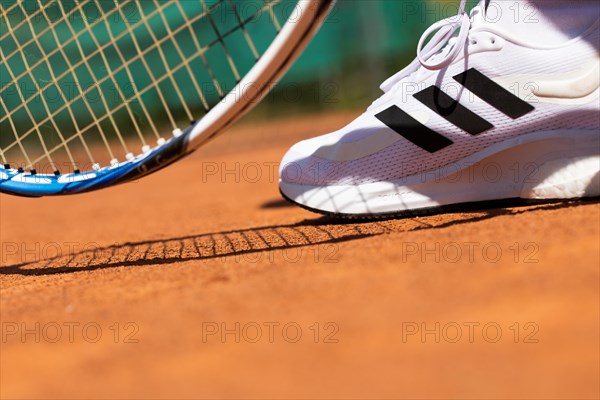 Symbolic image of tennis: close-up of a tennis player on a clay court