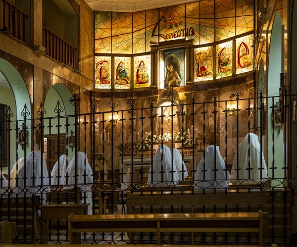 Nuns in white habits praying singing in convent, Convento de las Esclavas, Cuenca, Castille La Mancha, Spain, Europe