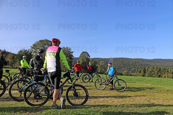 Mountain bike tour through the Bavarian Forest with the DAV Summit Club: Short briefing in front of the start of the first day tour