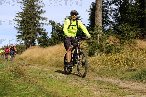 Mountain bike tour through the Bavarian Forest with the DAV Summit Club: Mountain bikers in the Bohemian Forest near the border with Bavaria