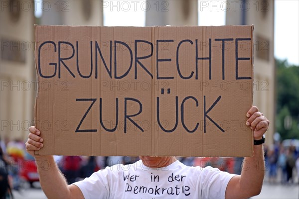 Berlin: The planned lateral thinkers' demonstration for peace and freedom against the German government's corona measures was banned. Some demonstrators were nevertheless on site