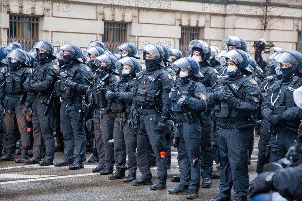 Demonstration in Frankfurt against the corona measures: The demonstration was broken up after a few minutes due to a lack of safety distances between the participants. The participants were forced to keep a safe distance of 1.50 metres between each other