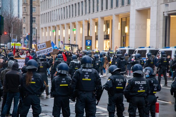 Demonstration in Frankfurt against the corona measures: The demonstration was broken up after a few minutes due to a lack of safety distances between the participants. The participants were forced to keep a safe distance of 1.50 metres between each other