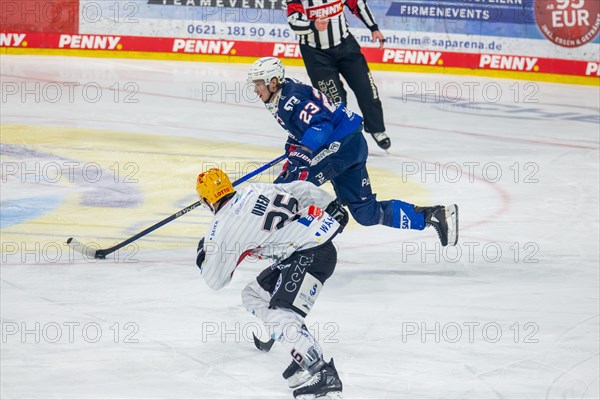 Game scene Adler Mannheim against Fischtown Pinguins Bremerhaven (PENNY DEL, German Ice Hockey League)