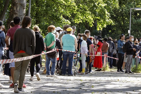 Vaccinees stand in a long queue. Neighbourhood residents in the Tempelhof Schoeneberg district can be vaccinated free of charge and without registering here, Berlin, 05.06.2021