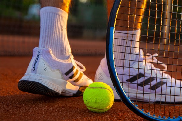 Symbolic image of tennis: close-up of a tennis player on a clay court