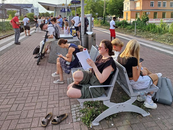 Many people waiting on the platform for the train, Luenen Central Station, North Rhine-Westphalia, Germany, Europe