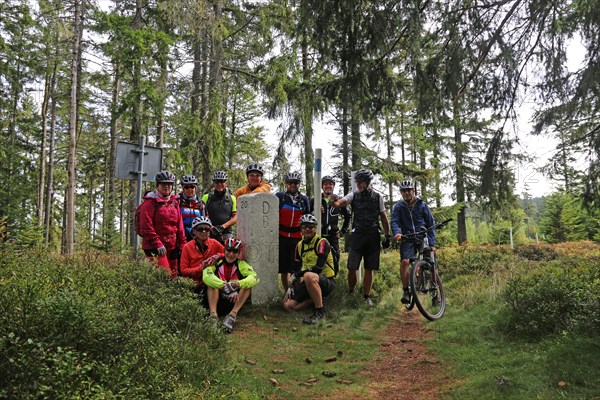 Mountain bike tour through the Bavarian Forest with the DAV Summit Club: State border on the Osser between Germany (Bavarian Forest) and the Czech Republic (Bohemian Forest)