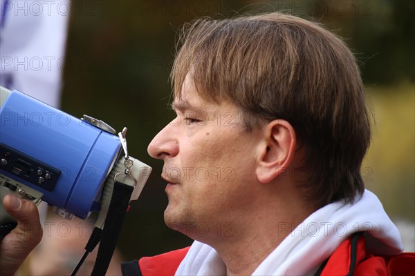 Corona protests in Mannheim: Several hundred opponents of the current corona measures gather at a rally organised at short notice. Among the speakers was Dr Bodo Schiffmann