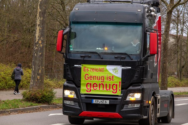 Farmers' protests in Ludwigshafen am Rhein: Large convoy of farmers and haulage companies from the Southern Palatinate and the Vorderpfalz on their way to a rally in Ludwigshafen