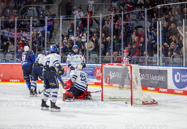 26.01.2024, DEL, German Ice Hockey League, Matchday 41) : Adler Mannheim vs Iserlohn Roosters (The puck lands in the goal to give the Adler a 3-2 lead. Scorer was Matthias Plachta)